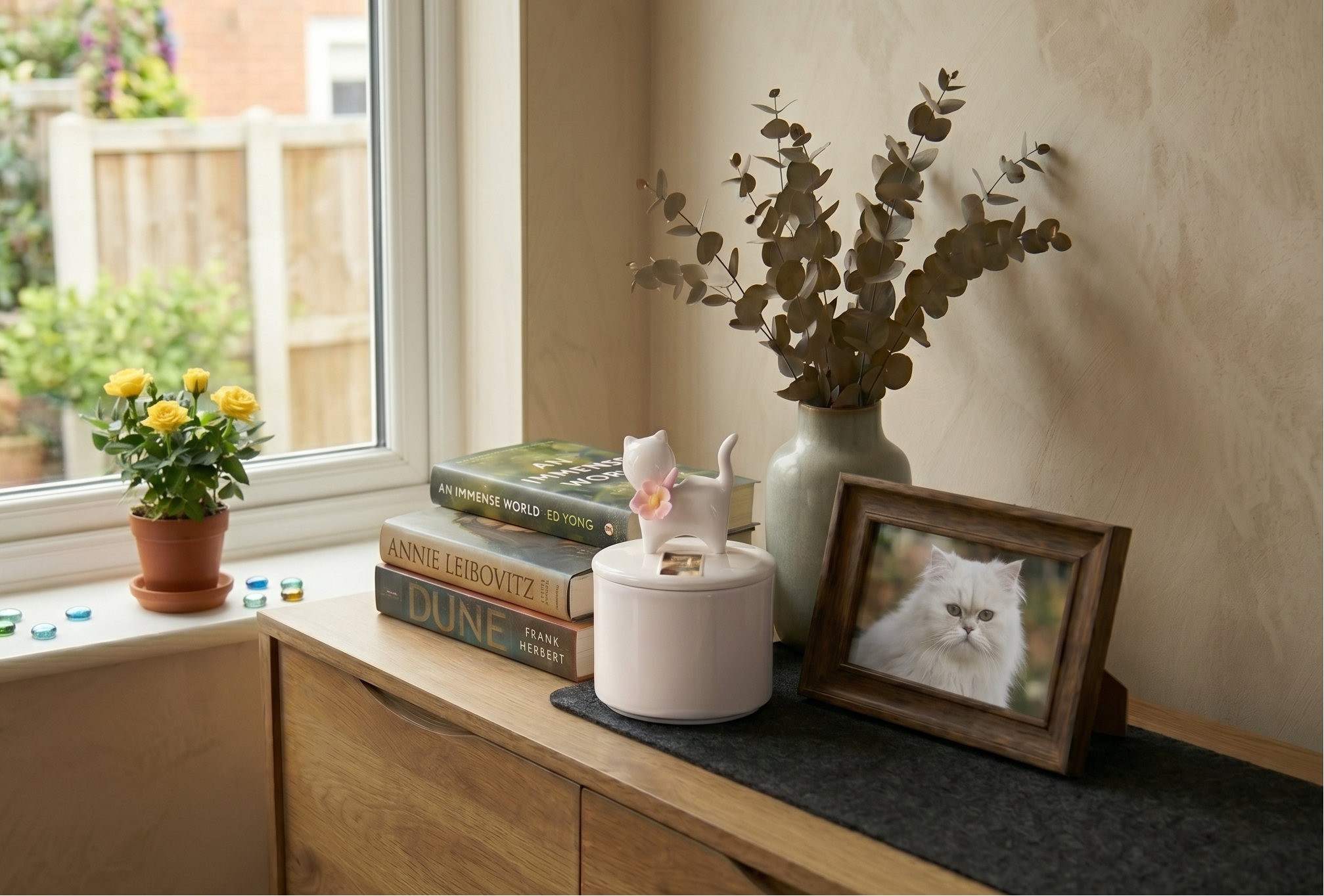 Beautiful Amberra ceramic porcelain Felis cat urn cats. 0.7 liter. Fine, floral pattern 