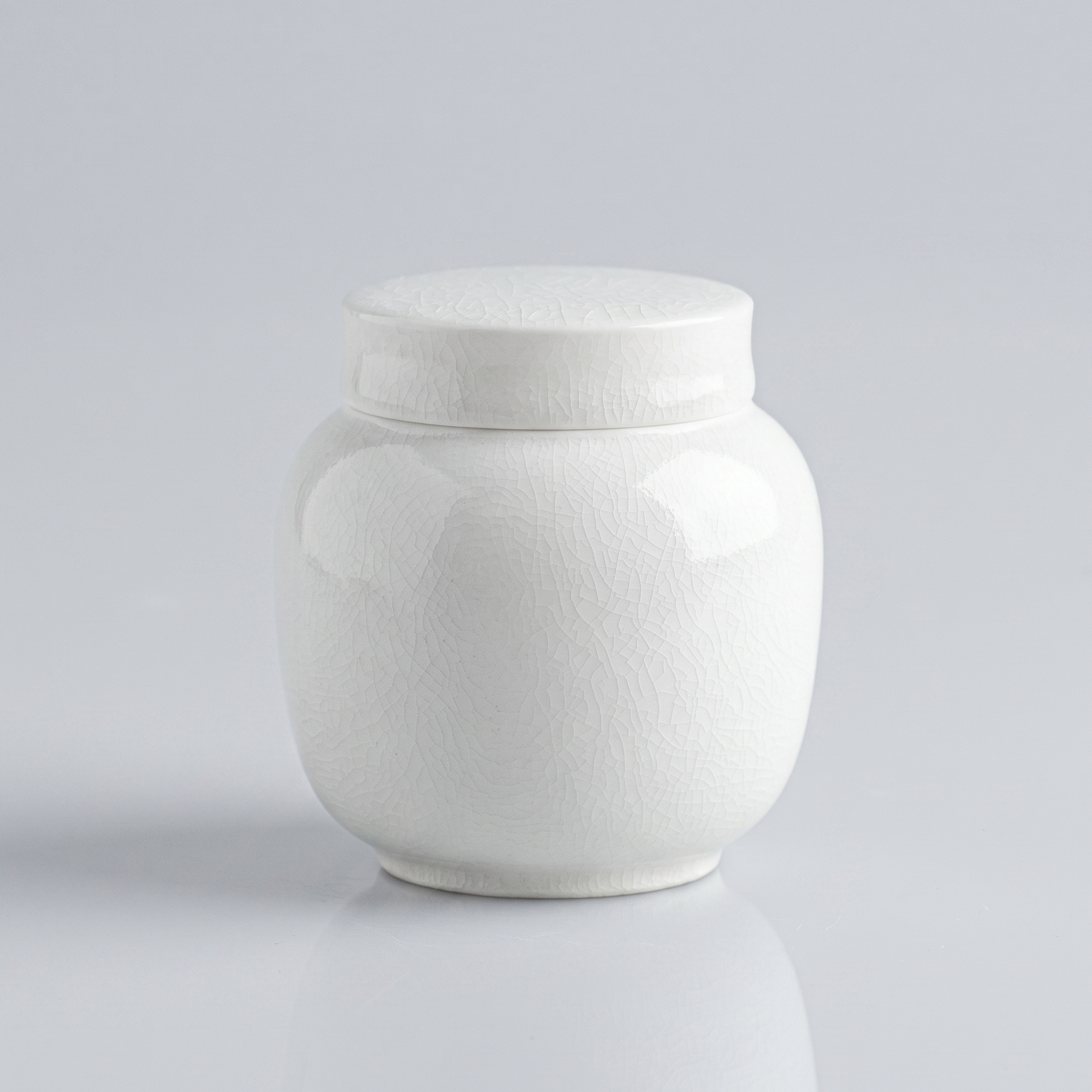 Beautiful small Amberra ceramic porcelain white urn to store the ashes of your hamster, rabbit, small dog, cat or other pet