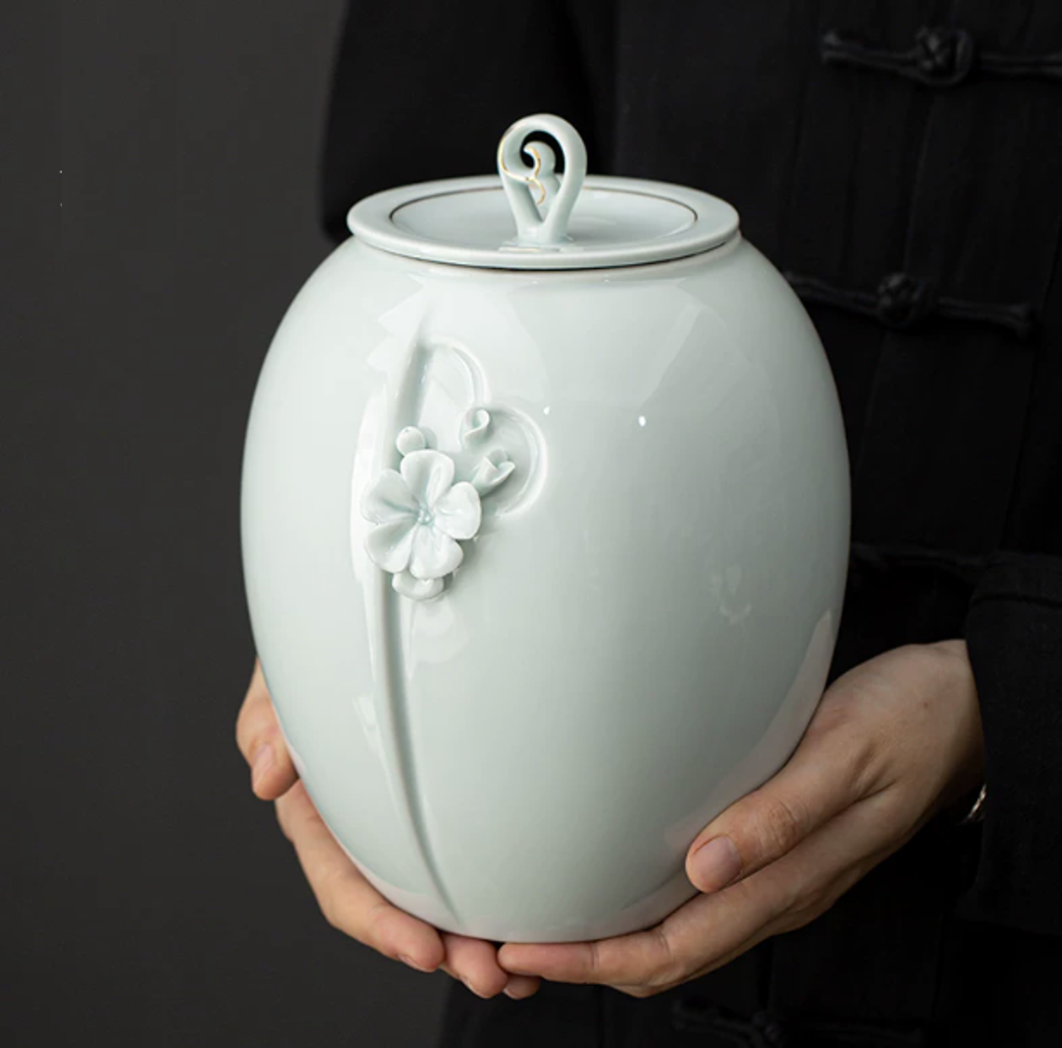 Beautiful extra-large cloud-blue ceramic porcelain 3.3 liter animal pet urn with floral design